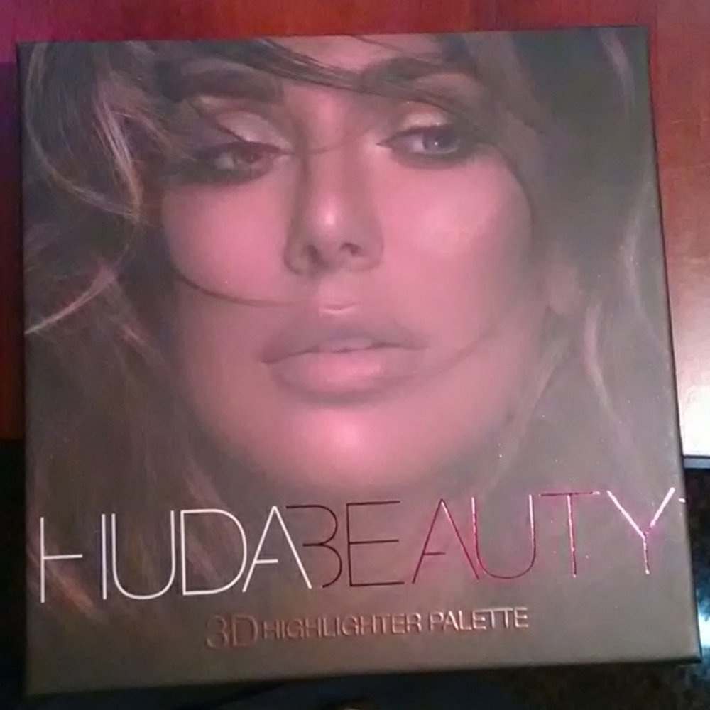 BRAND NEW HUDA BEAUTY 3D HIGHLIGHTER PALETTE